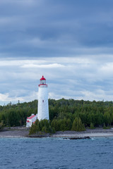 Phare au bord du lac Huron prêt de Tobermory en Ontario au Canada