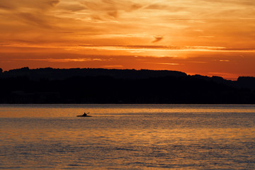 Kanufahrer im Sonnenuntergang