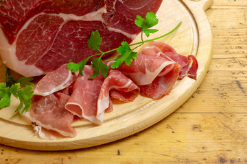 Tagliere con prosciutto credo