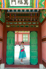 Fototapeta na wymiar 昌徳宮を歩く韓服の女性