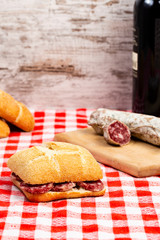 Panino con salamino su tagliere