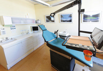 Zahnarztstuhl in moderner Praxis