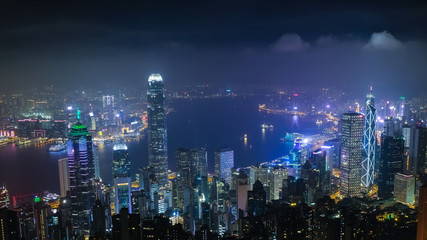 香港 ビクトリアピーク遊歩道（盧吉道観景台）からの夜景 © 健太 上田