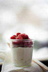 Quark mit Himbeeren