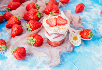 Fototapeta na wymiar Strawberries with cream or tiramisu in small glasses 