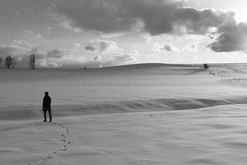 雪の丘と人　北海道（美瑛）　白黒