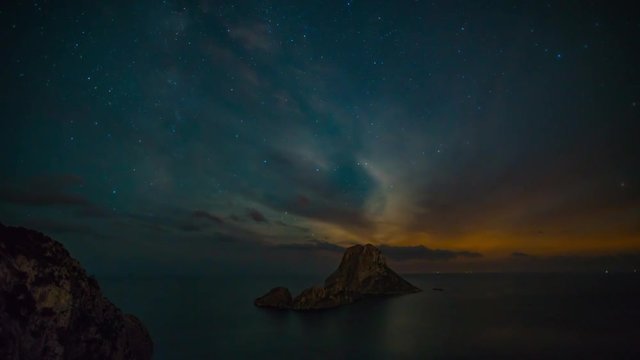 Amazing time-lapse in Ibiza (Es vedr&aacute;) of stars in the night moving