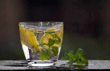 Frisches Wasser im Glas mit Zitrone und Minze