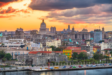 Die Skyline der Innenstadt von Havanna, Kuba auf dem Wasser kurz nach Sonnenuntergang.