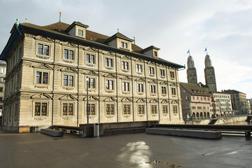 Fototapeta na wymiar Rathaus mit Türmen des Grossmünsters im Hintergrund, Zürich, Schweiz