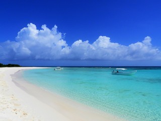 Los Roques, Caribbean Beach. Vacation in the blue sea and deserted islands. Peace. Fantastic landscape. Great caribbean scene.