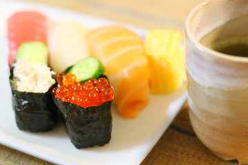 日本食のお寿司、イクラやカニやマグロ、サーモン、イカ、エビなど