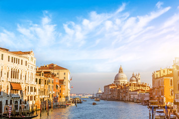 Fototapeta premium Canal Grande w Wenecji, Włochy. Piękne malownicze chmury na niebie. Bazylika Santa Maria della Salute