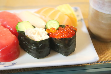 日本食のお寿司、イクラやカニやマグロ、サーモン、イカ、エビなど