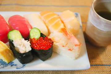 日本食のお寿司、イクラやカニやマグロ、サーモン、イカ、エビなど
