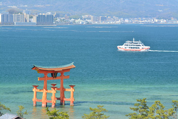 宮島の大鳥居とフェリー