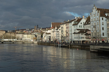 Fototapeta premium Stadt Zürich am linken Flussufer der Limmat, Zürich, Schweiz