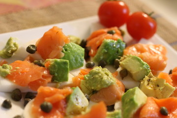 カブ料理　アボカドとスモークサーモン乗せカナッペ　ケッパー添え