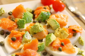 カブ料理　アボカドとスモークサーモン乗せカナッペ　ケッパー添え