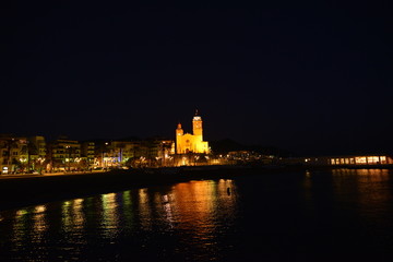 Fototapeta premium Abenddämmerung in der Altstadt von Sitges - Provinz Barcelona