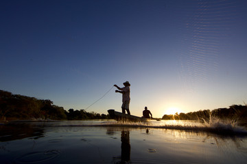 Pescador artesanal de tarrafa no parque municipal Encontros dos Rios Poty e Parnaíba - Teresina -...