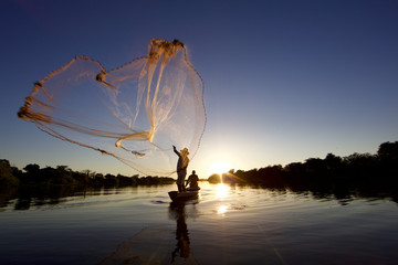 Pescador artesanal de tarrafa no parque municipal Encontros dos Rios Poty e Parna&iacute;ba - Teresina - Piau&iacute; 08/2017
