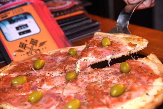 Pizza de Mozzarella y jam&oacute;n con aceitunas verdes