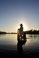 Pescador artesanal de tarrafa no parque municipal Encontros dos Rios Poty e Parna&iacute;ba - Teresina - Piau&iacute; 08/2017