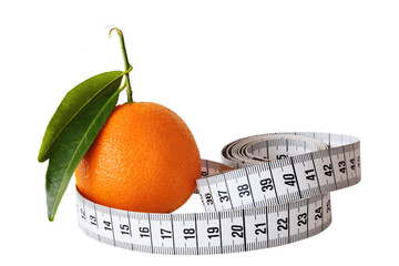 Orange mit Maßband, freigestellt