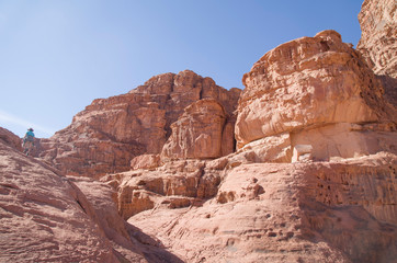 Fototapeta premium Woman climbing on rocks in Wadi Rum , Jordan