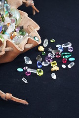 Edelstein Beutel mit Quarz Kristallen, Facettierten Turmalin, Topas, Aquamarin, Gold, Tansanit,...
