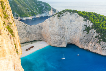 Fototapeta premium Grecja, Zakynthos, Plaża Magic Shipwreck w atmosferze zmierzchu z góry