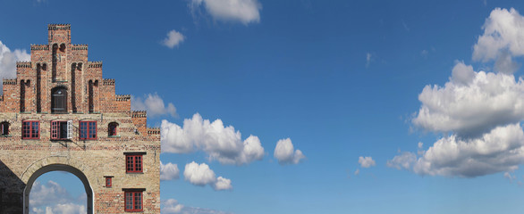 .Nordertor in Flensburg -Panorama mit viel Himmel