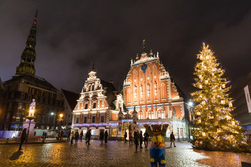Obraz premium City Hall Square with House of the Blackheads and Saint Peter church in Old Town of Riga at night during Christmas, Latvia
