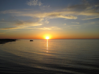 Fototapeta na wymiar Waves on the lake and sunset