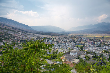 Fototapeta na wymiar Gjirokastra von oben
