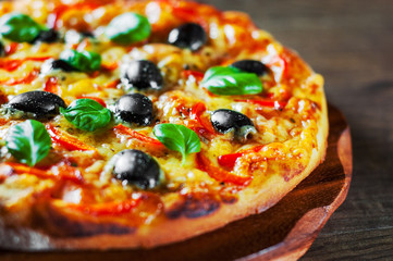Panele Szklane  Pizza z serem mozzarella, pomidorami, papryką, oliwą, przyprawami i świeżą bazylią. Włoska pizza. Pizza Margherita lub Margarita na drewnianym stole tle