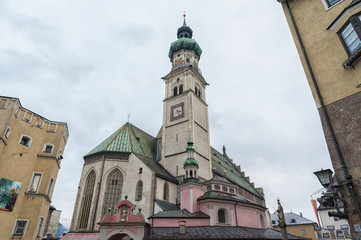 Obraz premium The parish church St Nicolas's Stadtpfarrkirche on the central square Oberer Stadtplatz, the true heart of the historic city center of Hall in Tyrol, Austria