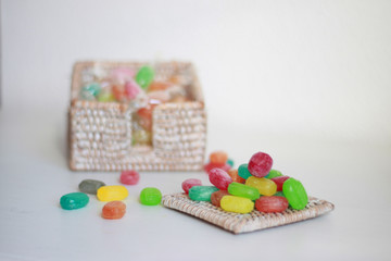 Caramelos de colores en cesta de mimbre
