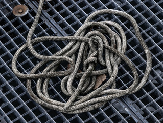 Festmacherleine auf einem Bootsanleger