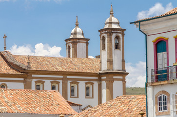 Obraz premium Detalhe de janelas de casario do centro de Ouro Preto e Igreja Nossa Senhora do Carmo, Ouro Preto, Brasil