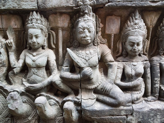 Fototapeta na wymiar Apsara dancers in Angkor Wat on the wall of Leper king temple.