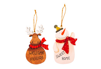 Adornos de madera para árbol de navidad sobre fondo blanco