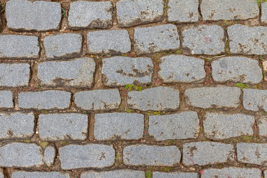 Detalhe de cal&ccedil;amento de pedra em rua de Ouro Preto, Minas Gerais, Brasil