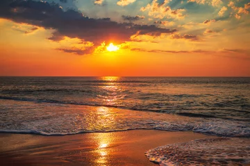 Fotobehang Prachtige zonsopgang boven de zee © ValentinValkov