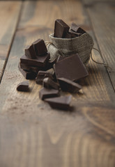 Chocolate negro en trozos