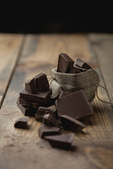 Saco con chocolate negro