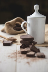 Chocolate negro y taza con chocolate