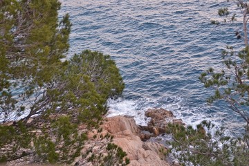 veduta sul mare e rocce