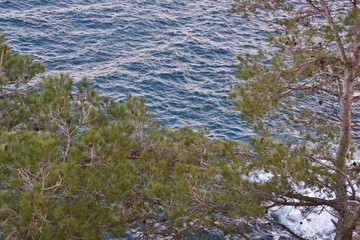 veduta sul mare e rocce